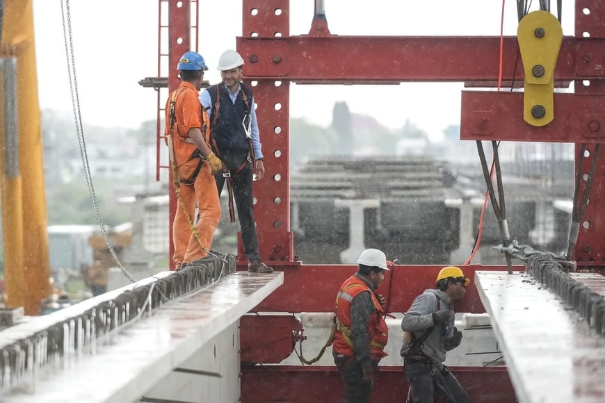 Pullaro recorrió este lunes los trabajos del nuevo puente Santa Fe-Santo Tomé.