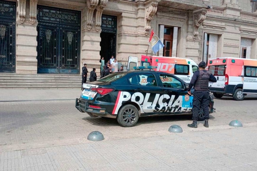 El momento que era llevado a la ambulancia.