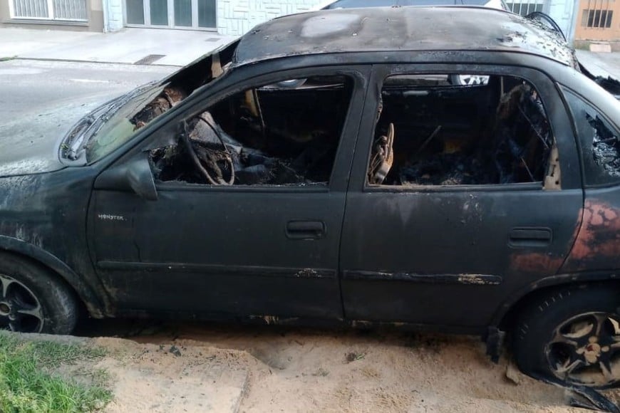 auto incendiado en Barrio Sur