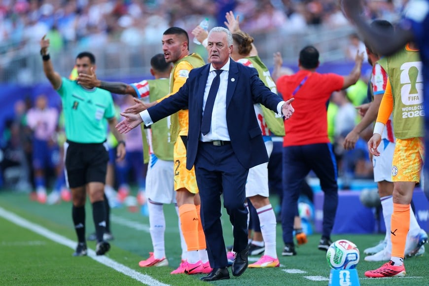 Soccer Football - FIFA World Cup 2026 - Round of 16 - Paraguay v France - Philadelphia Stadium, Philadelphia, Pennsylvania, U.S. - July 4, 2026
Paraguay coach Gustavo Alfaro reacts REUTERS/Mike Segar