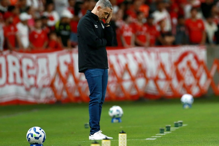 Soccer Football - Brasileiro Championship - Internacional v Santos - Estadio Beira-Rio, Porto Alegre, Brazil - November 24, 2025
Santos coach Juan Vojvoda REUTERS/Diego Vara
