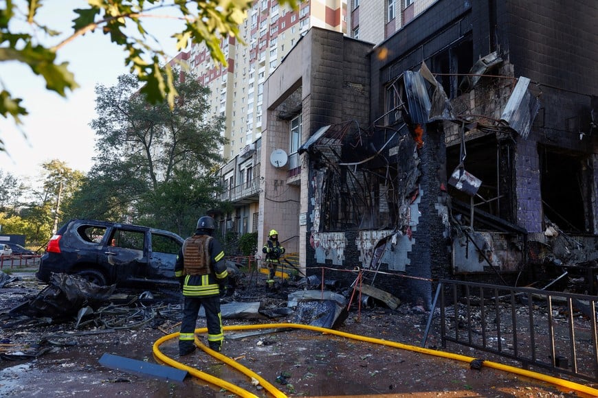 Firefighters work at the site of a cafe which was hit by a Russian drone strike, amid Russia's attack on Ukraine, in Kyiv, Ukraine September 28, 2026. REUTERS/Valentyn Ogirenko