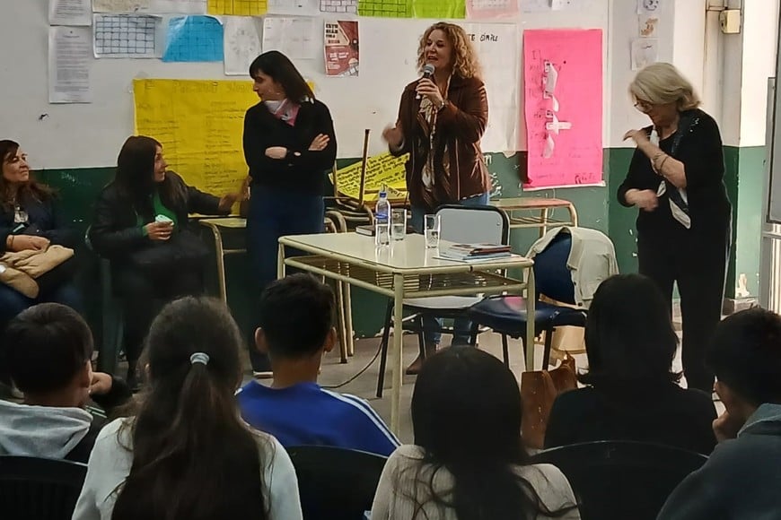 Desde el comienzo mismo del FILSF, en 2024, las visitas de escritores a las escuelas fueron una constante de feliz intercambio, con la lectura como eje central.
