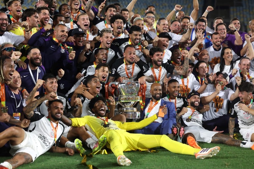 Soccer Football - Copa do Brasil - Final - Second leg - Vasco da Gama v Corinthians - Estadio Maracana, Rio de Janeiro, Brazil - December 21, 2025
Corinthians players celebrate with the trophy after winning the Copa do Brasil REUTERS/Pilar Olivares