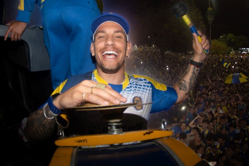 Copetti festeja con los hinchas de Central.