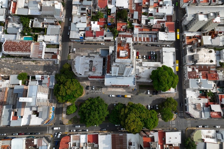 Aérea. La plazoleta está frente al municipio, debajo de los árboles frondosos. Fernando Nicola