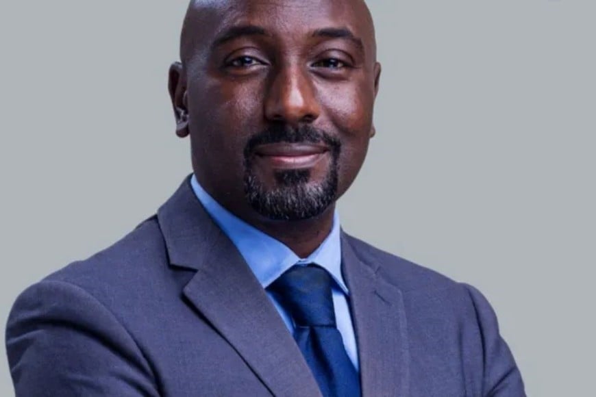 Edward Rukidi Kijanangoma es un periodista y locutor con más de dos décadas de trayectoria.