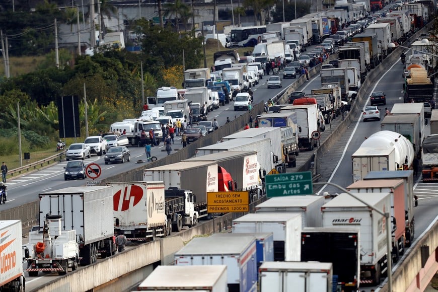 Truckers attend a protest against high diesel fuel prices at BR-116 Regis Bittencourt highway in Sao Paulo, Brazil May 25, 2018. REUTERS/Leonardo Benassatto brasil protestas en la ruta BR040 paro huelga de camioneros camioneros cortan corte ruta protesta rutas cortadas reclamo por el aumento suba del combustible