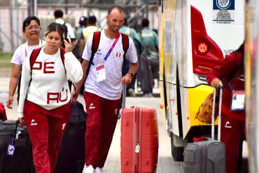 Los deportistas suben al colectivo para ir a competir.