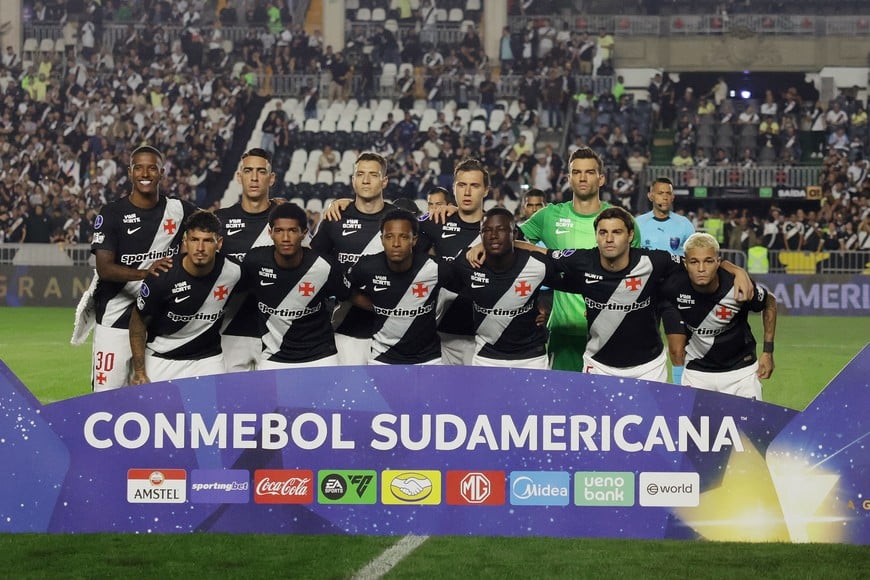 Soccer Football - Copa Sudamericana - Quarter Final - Second Leg - Vasco da Gama v Independiente Santa Fe - Estadio Sao Januario, Rio de Janeiro, Brazil - September 15, 2026
Vasco da Gama players pose for a team group photo before the match REUTERS/Ricardo Moraes