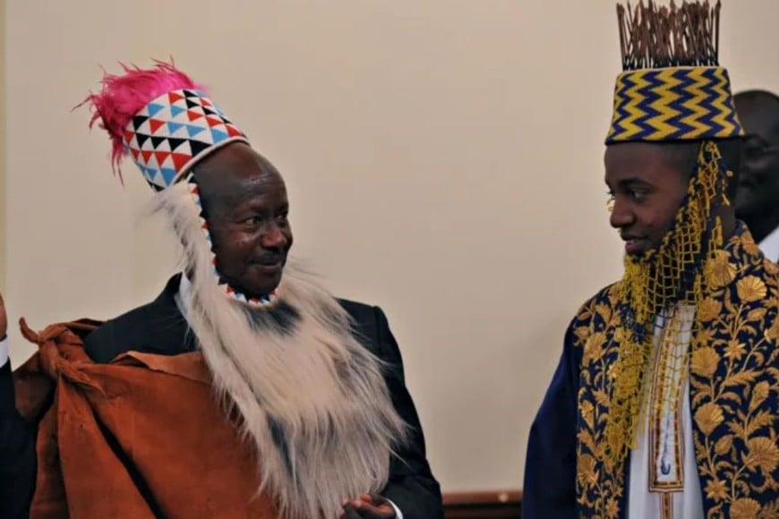 Museveni  junto al rey Oyo, en una foto de archivo.