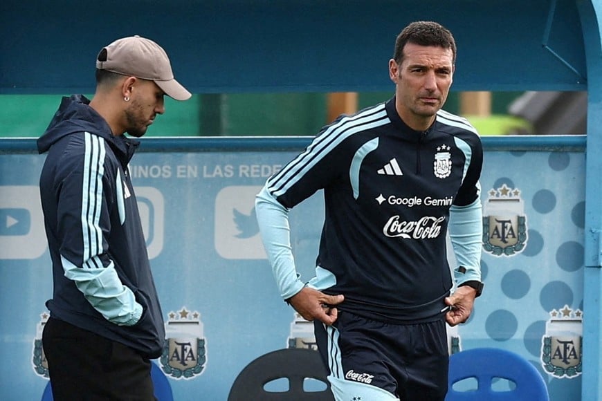 Soccer Football - International Friendly - Argentina Training - Ezeiza Training Complex, Buenos Aires, Argentina - September 29, 2026
Argentina's Leandro Paredes and coach Lionel Scaloni during training REUTERS/Agustin Marcarian TPX IMAGES OF THE DAY