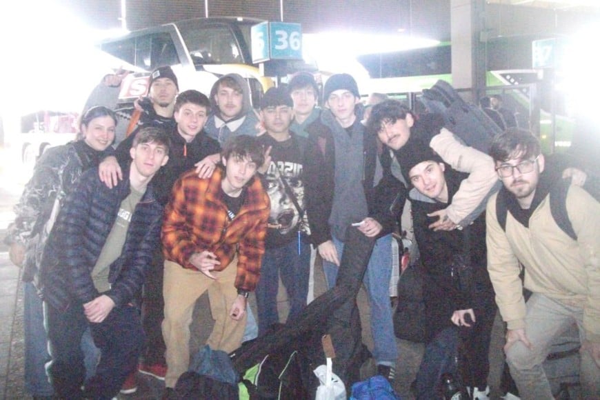 Tarro and the Baldes y Lillos de Mapa en la Terminal, viajando a Caba para el primer show de Federalismo Underground
