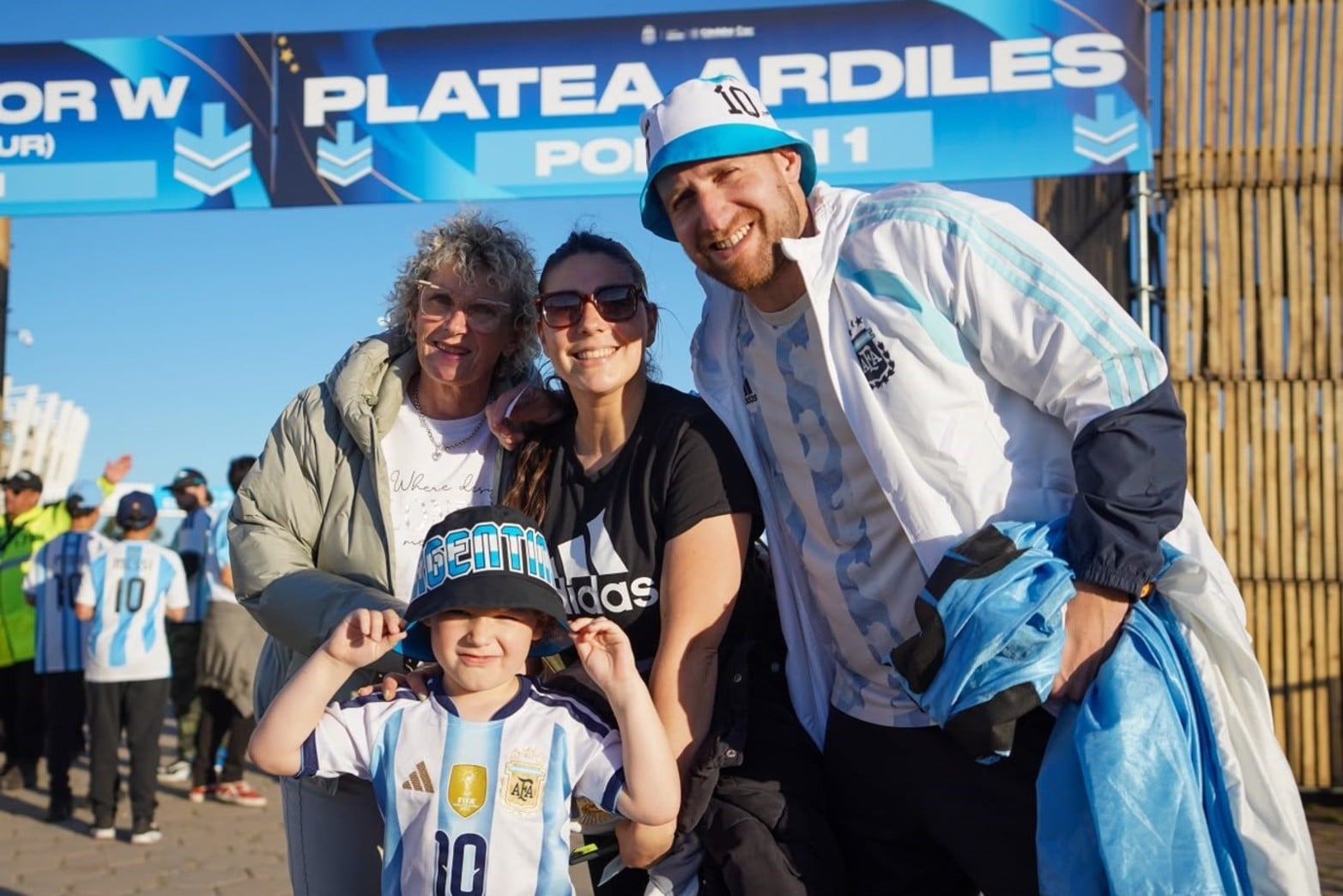 Fiesta y camisetas en el Kempes: las mejores postales de la previa de la Selección Argentina.