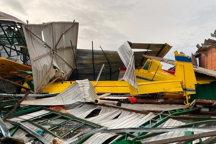 Un hangar destrozado por los vientos.