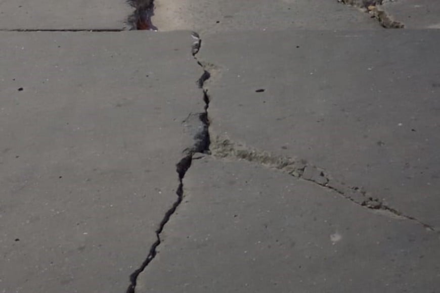 La superficie de la calzada presenta una fractura de consideración
