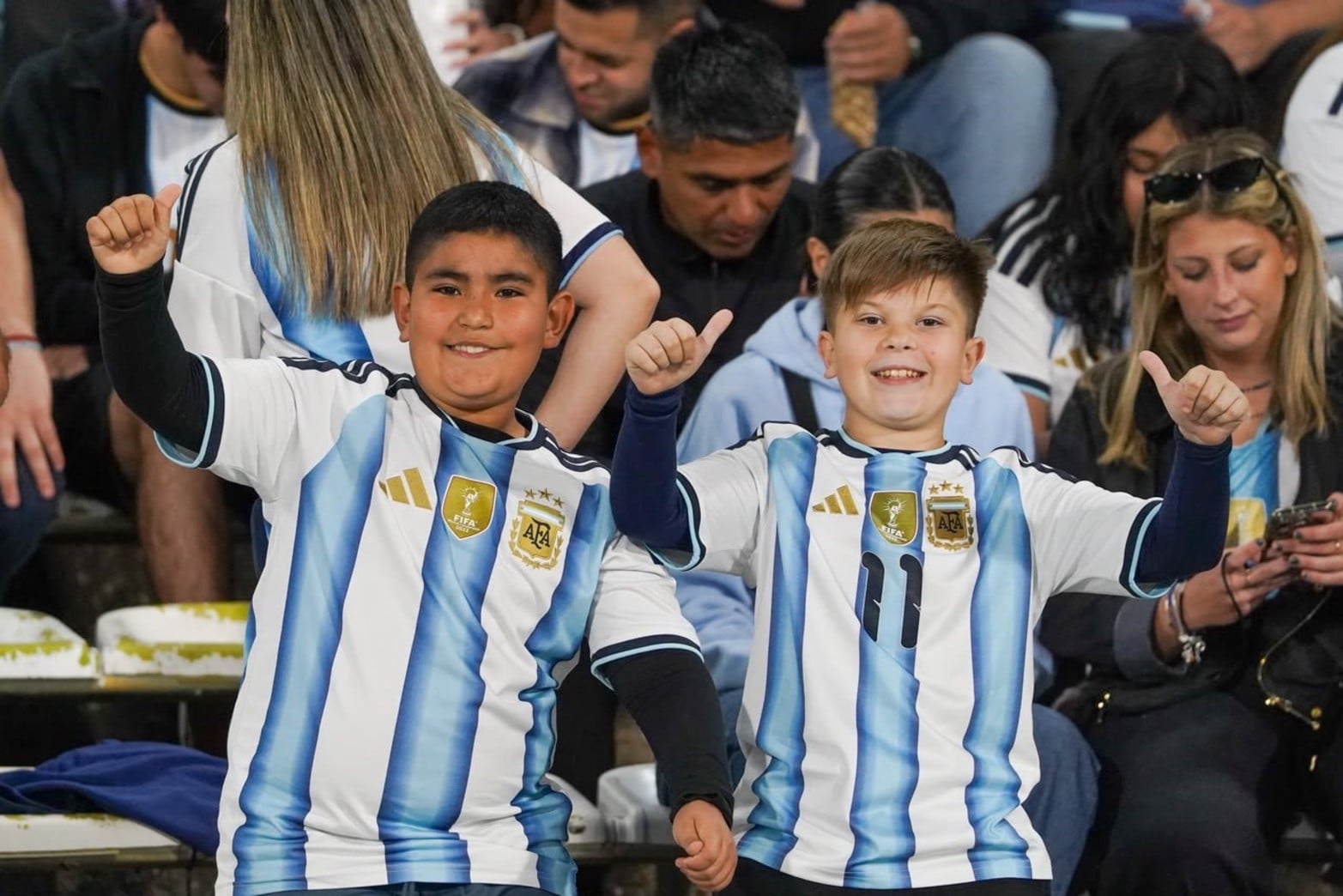 Los hinchas en la previa del partido de la Selección Argentina en Córdoba. 