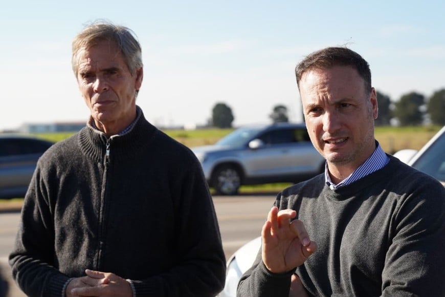 El ministro de Obras Públicas, Lisandro Enrico, junto al administrador general de la Dirección Provincial de Vialidad (DPV), Pablo Seghezzo. Crédito: Gobierno de Santa Fe