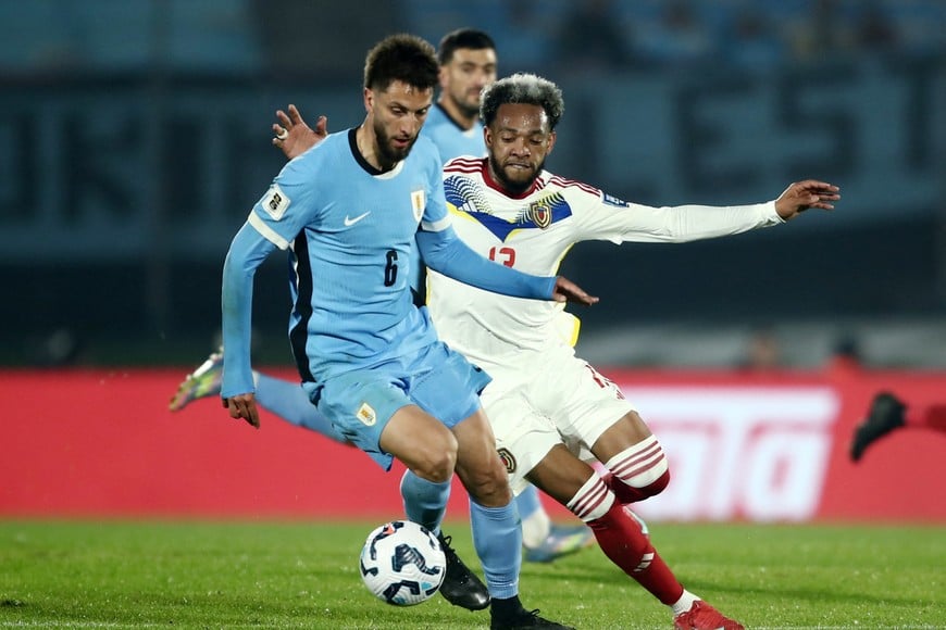 Soccer Football - World Cup - South American Qualifiers - Uruguay v Venezuela - Estadio Centenario, Montevideo, Uruguay - June 10, 2025
Uruguay's Rodrigo Bentancur in action with Venezuela's Jose Andres Martinez REUTERS/Andres Cuenca