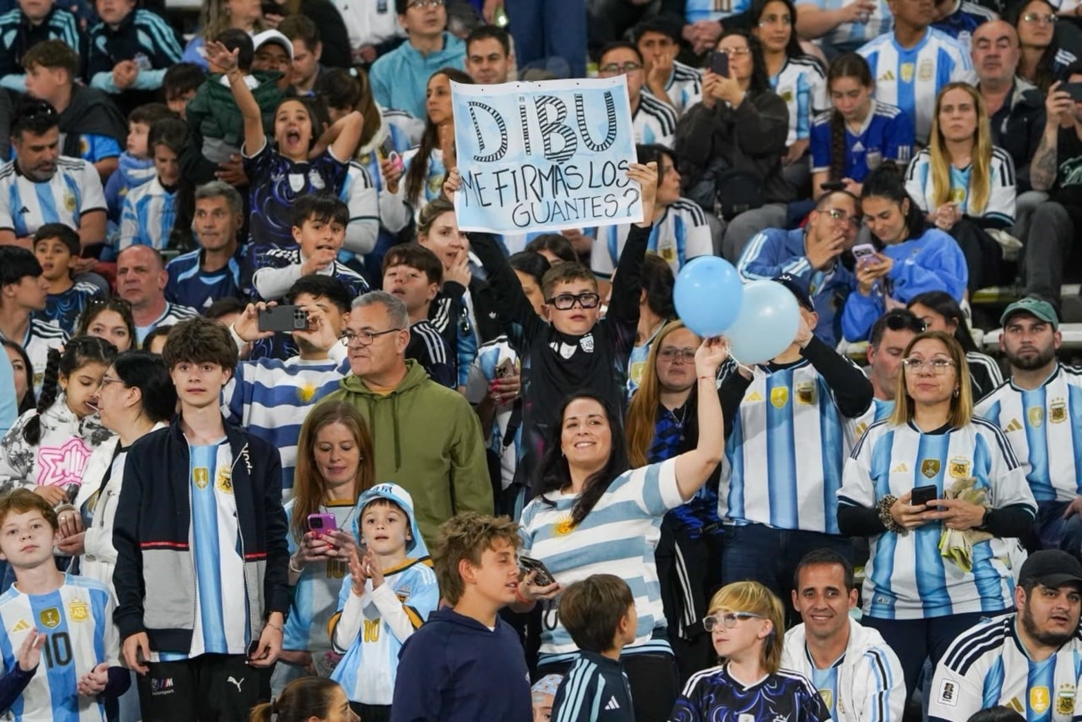 Los hinchas en la previa del partido de la Selección Argentina en Córdoba. Crédito: Fernando Nicola