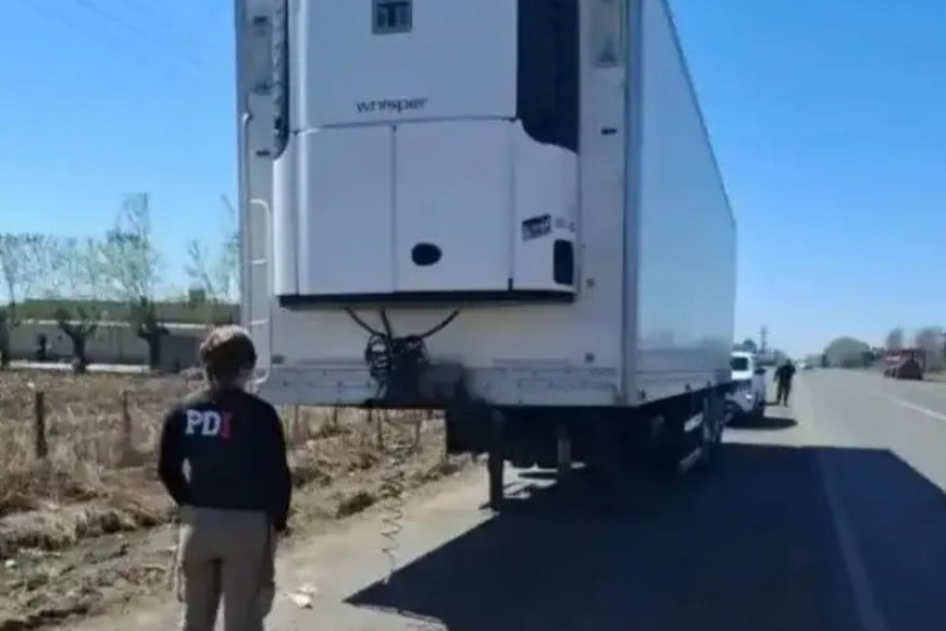 Apareció en Firmat el semirremolque el camión robado en Sanford.