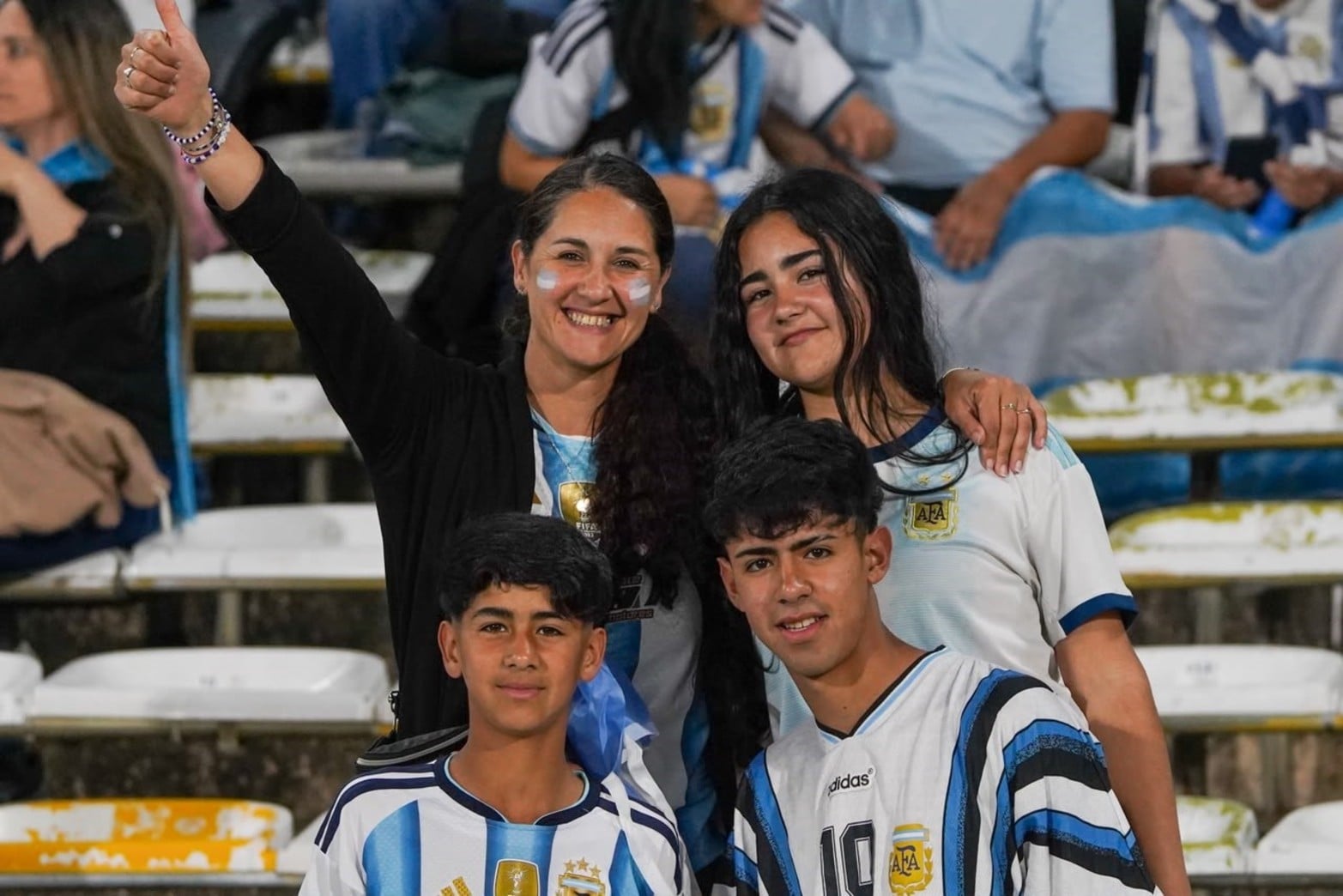 Los hinchas en la previa del partido de la Selección Argentina en Córdoba.