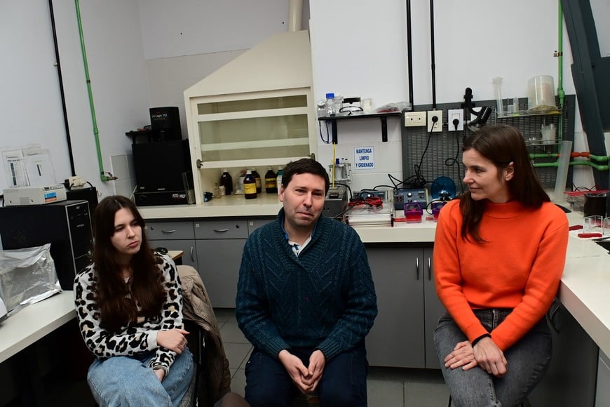 Fiorella Jacob, Diego Mercanti y, Mariángeles Briggiler en el laboratorio en Santa Fe. Foto: Flavio Raina (archivo)