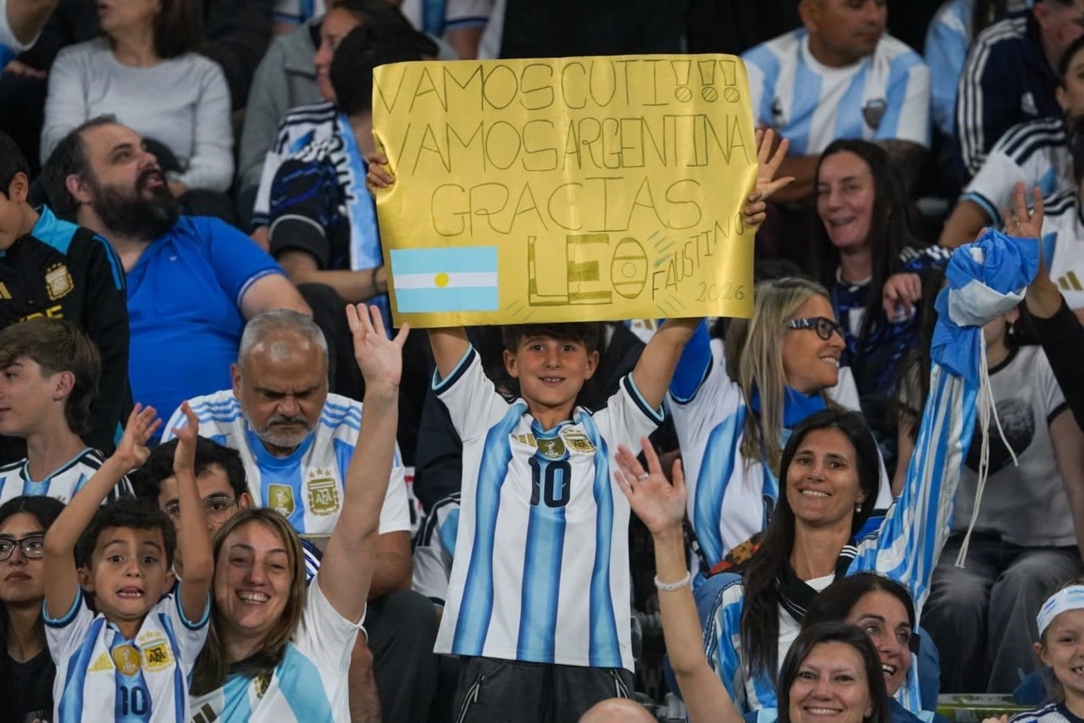 Los hinchas en la previa del partido de la Selección Argentina en Córdoba. Crédito: Fernando Nicola