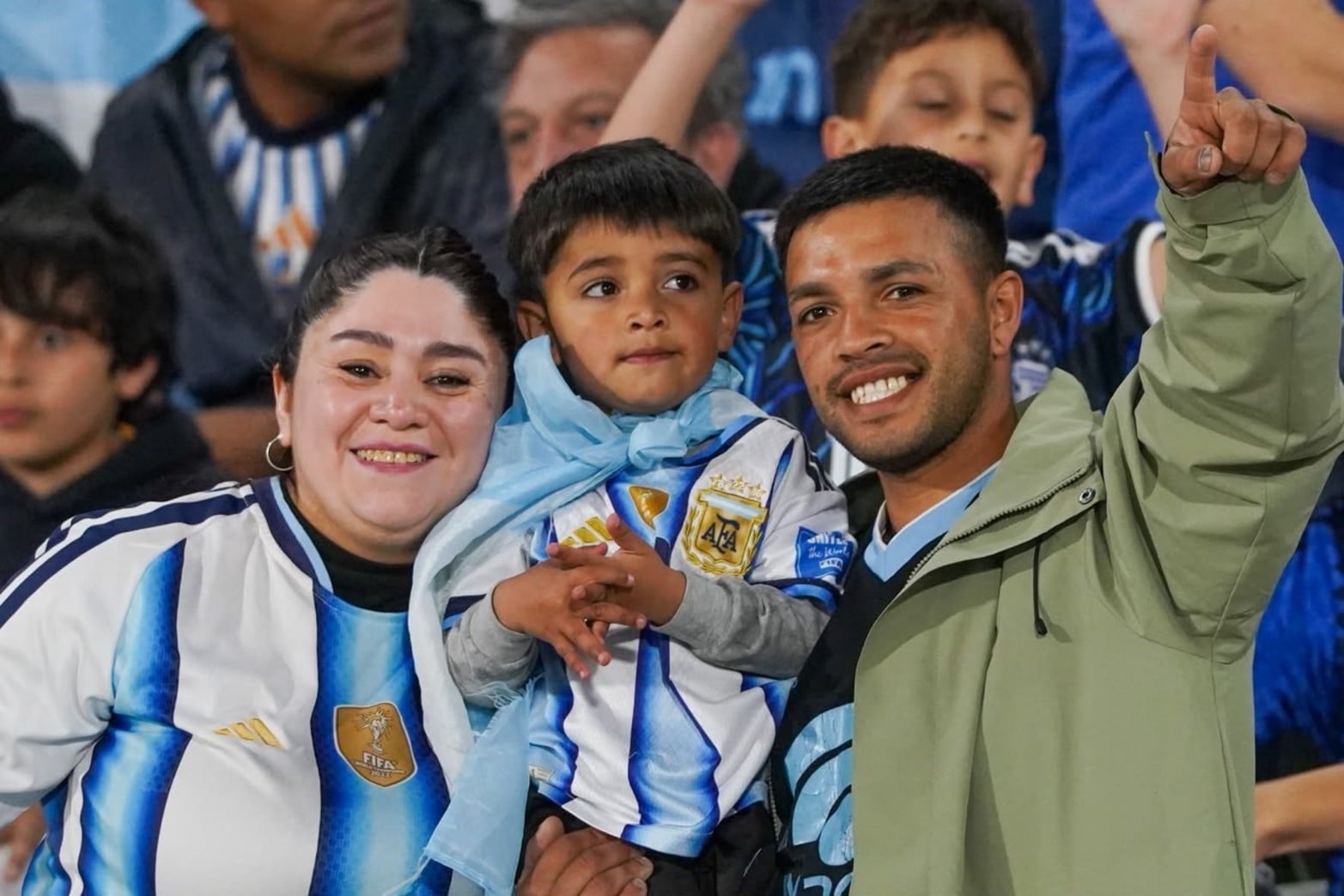 Los hinchas en la previa del partido de la Selección Argentina en Córdoba. Crédito: Fernando Nicola