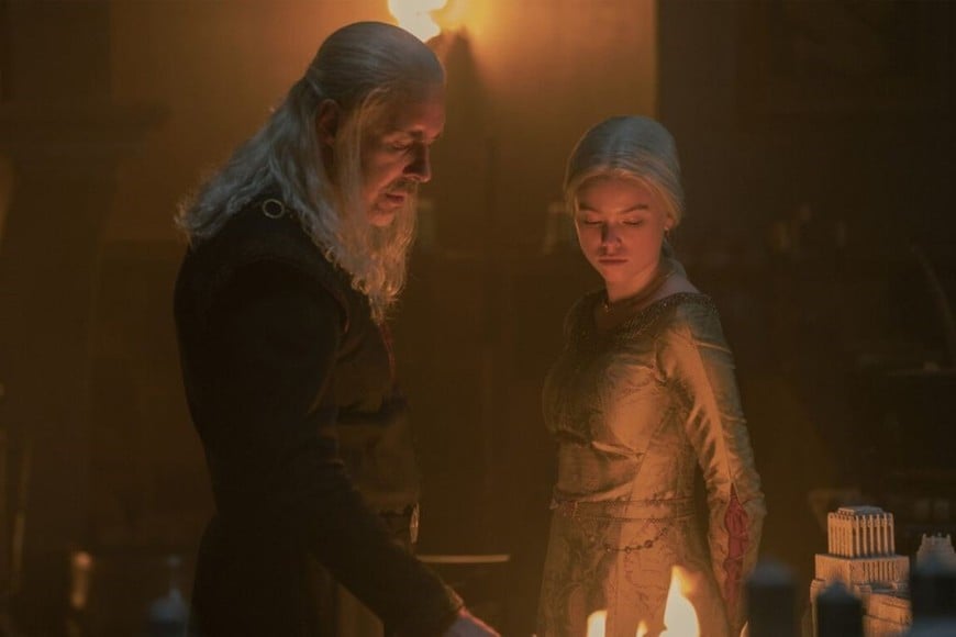 Viserys I le cuenta la profecía de Aegon a Rhaenyra en “House of the Dragon”. Foto: Gentileza HBO