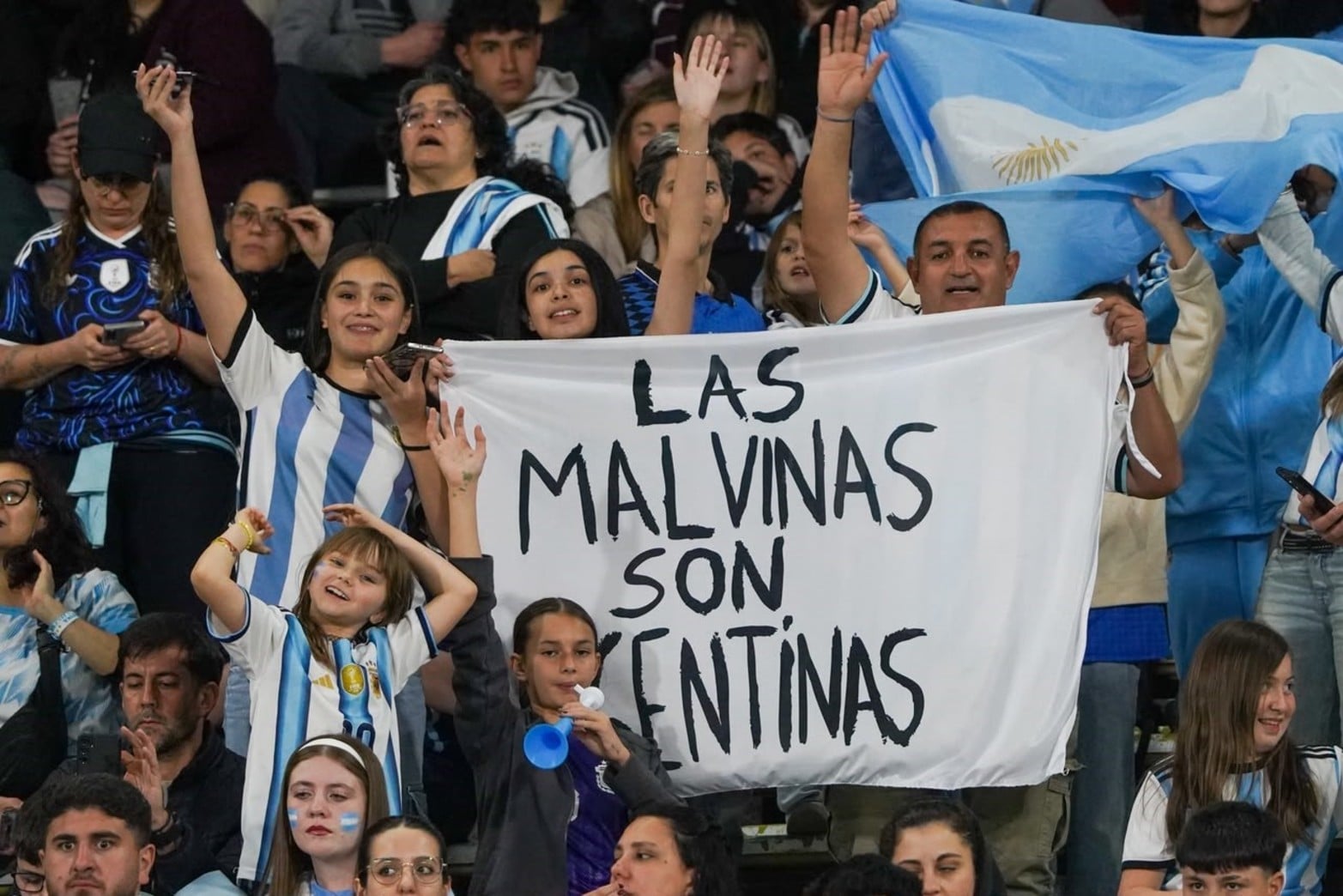 Los hinchas en la previa del partido de la Selección Argentina en Córdoba.