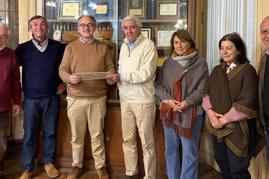 Clemente Sañudo, el documento, autoridades del Museo y de la Asociación de Amigos. Foto: Gentileza Asociación de Amigos del Museo Histórico Provincial