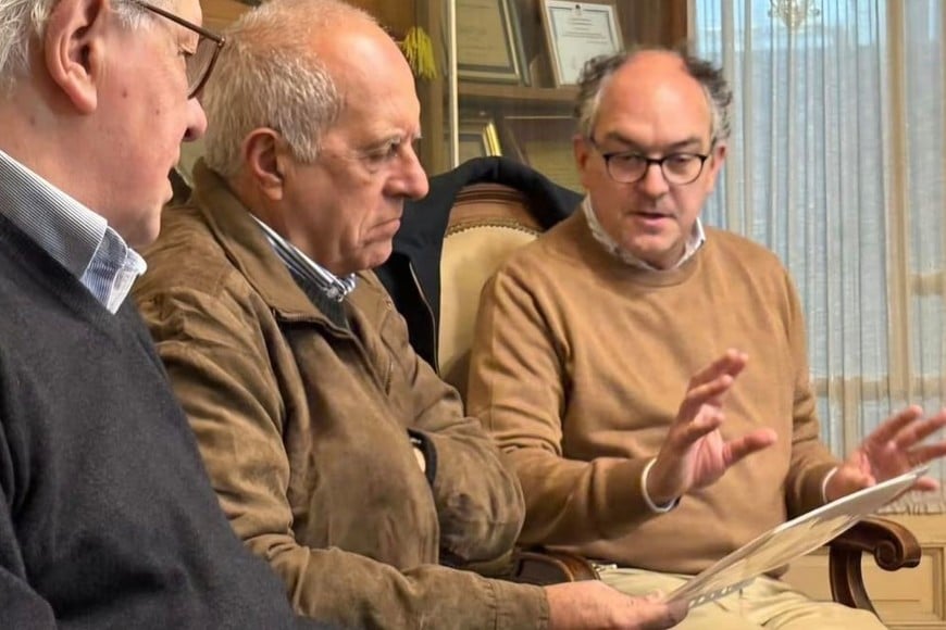 Medina y referentes de la Asociación revisan el documento. Foto: Gentileza Asociación de Amigos del Museo Histórico Provincial