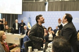 El debate quedó atravesado por un clima de alta tensión e insultos entre el oficialismo y la oposición. El dirigente Juan Grabois protagonizó un encendido cruce a los gritos contra la bancada de La Libertad Avanza.