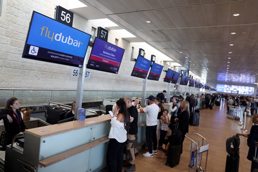 Travelers queue at FlyDubai desks at Ben Gurion International Airport after an aircraft of the carrier bound for Israel from the United Arab Emirates was diverted to Saudi Arabia following an emergency signal, in Lod, near Tel Aviv, Israel, September 30, 2026. REUTERS/Ammar Awad
