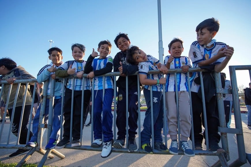 Fiesta y camisetas en el Kempes: las mejores postales de la previa de la Selección Argentina.