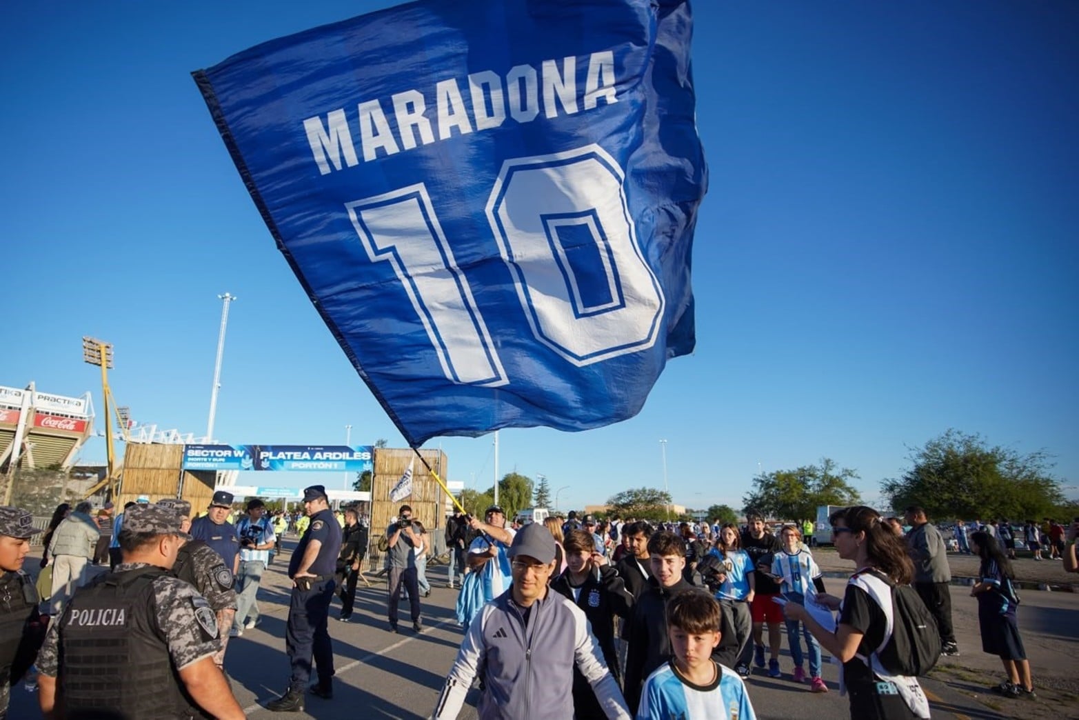 Fiesta y camisetas en el Kempes: las mejores postales de la previa de la Selección Argentina.