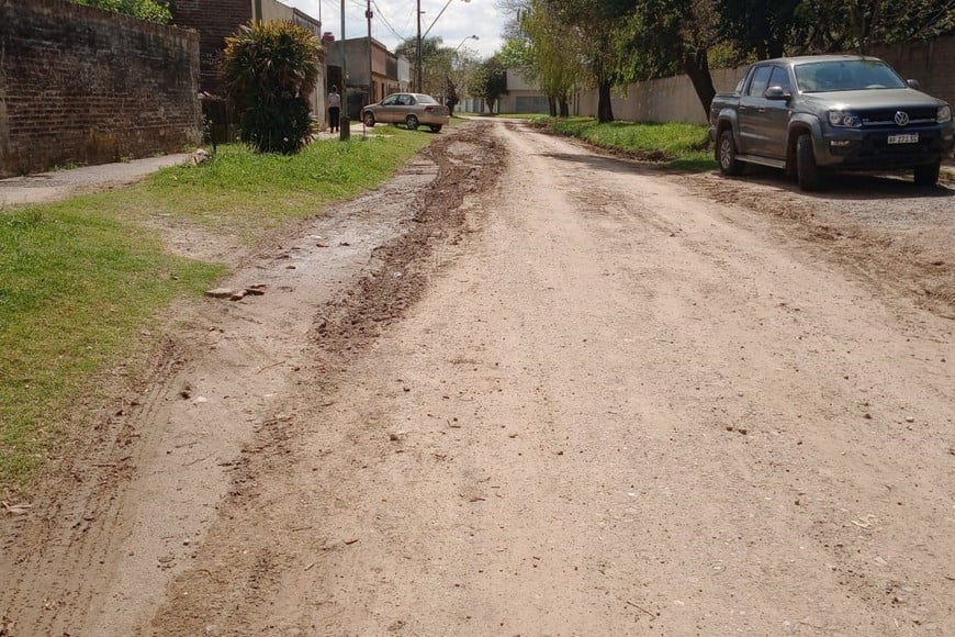El pavimento del barrio Favaloro lleva años sin completarse.