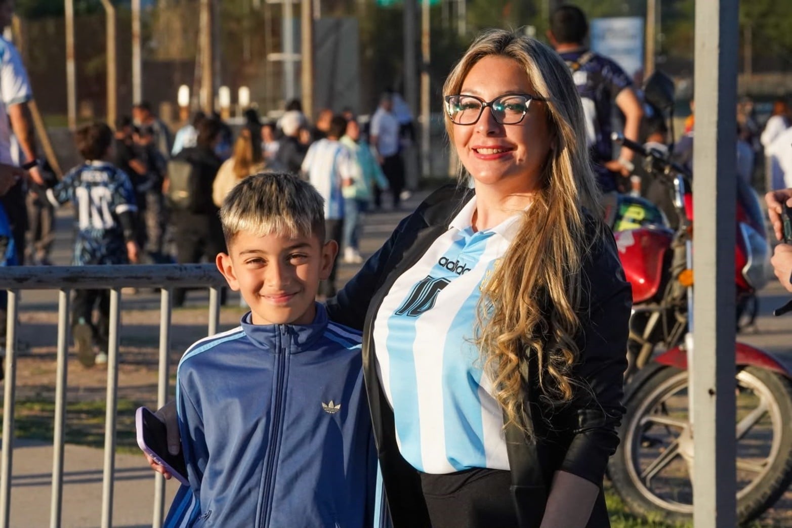 Fiesta y camisetas en el Kempes: las mejores postales de la previa de la Selección Argentina.