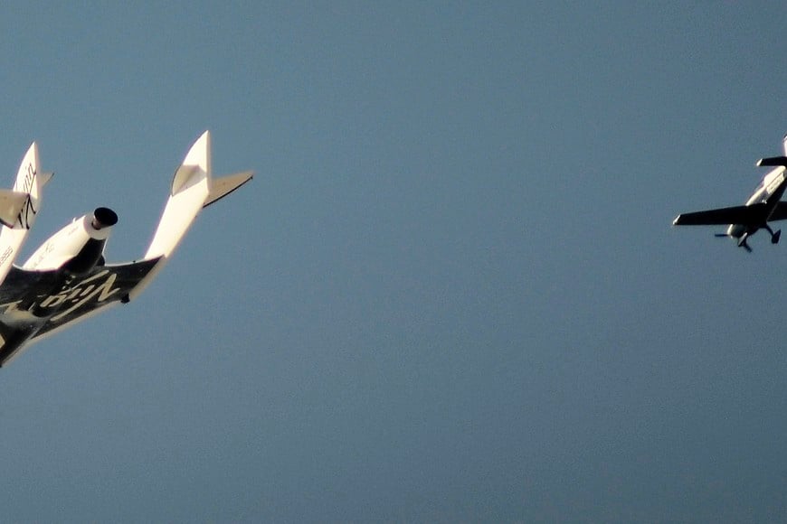 SpaceShip dos
Virgin Galactic's SpaceShipTwo flies over the Mojave Desert in California April 29, 2013 shortly before successfully completing a test flight that broke the sound barrier. Owner Virgin Galactic plans to start flying people aboard SpaceShipTwo as soon as test flights are complete, possibly later this year. REUTERS/Gene Blevins (UNITED STATES - Tags: SCIENCE TECHNOLOGY TRANSPORT) eeuu california nave espacial privada SpaceShipTwo astronautica naves espaciales