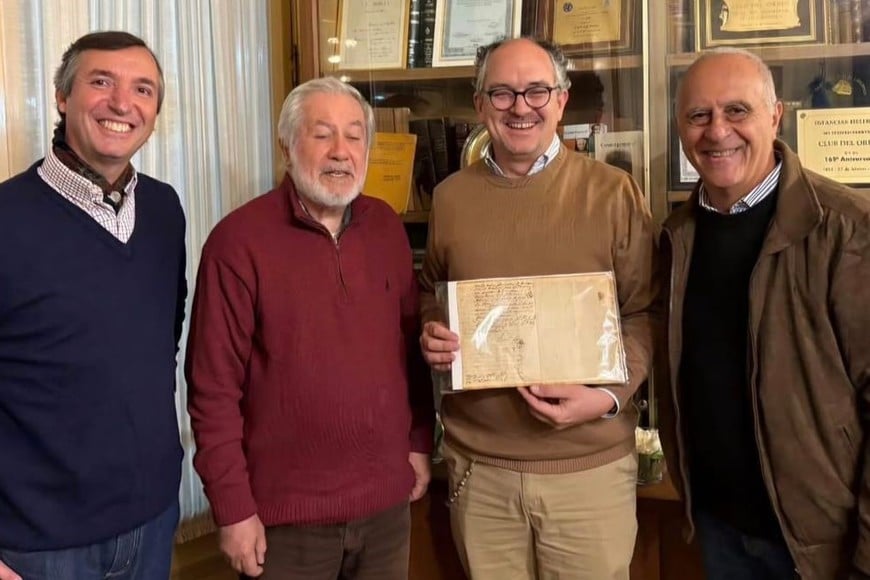 El documento en manos de Medina, junto a integrantes de la Asociación. Foto: Gentileza Asociación de Amigos del Museo Histórico Provincial