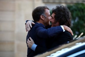 French President Emmanuel Macron welcomes Argentina's President Javier Milei as he arrives for a bilateral meeting and talks with French and Argentine business stakeholders at the Elysee Palace in Paris, France, October 1, 2026. REUTERS/Sarah Meyssonnier