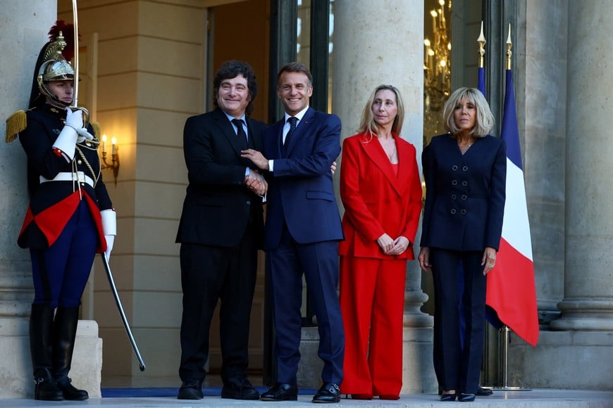 French President Emmanuel Macron and his wife Brigitte Macron welcome Argentina's President Javier Milei and his sister Karina Milei, as he arrives for a bilateral meeting and talks with French and Argentine business stakeholders at the Elysee Palace in Paris, France, October 1, 2026. REUTERS/Sarah Meyssonnier