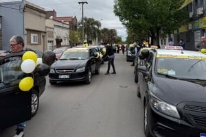 Con globos y bocinazos, los taxistas llevaron a los niños de los CAF y hogares a un paseo por la ciudad. Foto: Gentileza