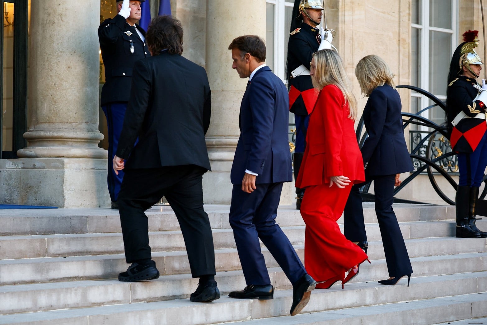 El presidente francés Emmanuel Macron y su esposa Brigitte Macron dan la bienvenida al presidente argentino Javier Milei y a su hermana Karina Milei, a su llegada al Palacio del Elíseo en París.