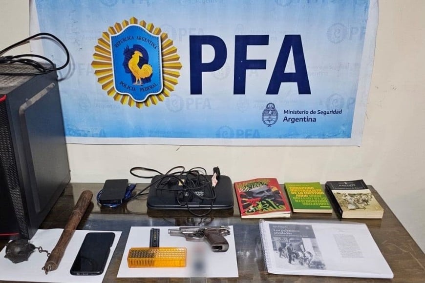 Entre los elementos secuestrados había una curiosa arma antigua. Foto: PFA