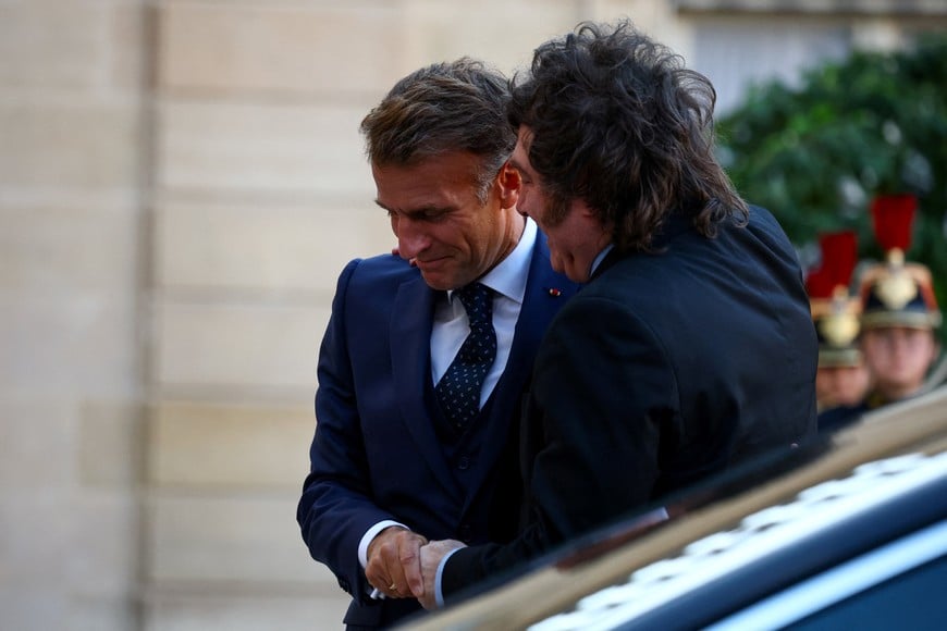 French President Emmanuel Macron welcomes Argentina's President Javier Milei as he arrives for a bilateral meeting and talks with French and Argentine business stakeholders at the Elysee Palace in Paris, France, October 1, 2026. REUTERS/Sarah Meyssonnier