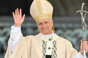 La llegada de León XIV a la Argentina está prevista para el domingo 8 de noviembre por la tarde, proveniente de Uruguay. Su agenda oficial tiene programada actividades hasta el miércoles 11, abarcando las ciudades de Buenos Aires, Claypole, Córdoba y Luján.