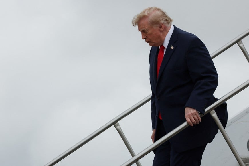 US President Donald Trump disembarks Air Force One as he arrives at Dallas Fort Worth International Airport, in Dallas, Texas, US, October 1, 2026. REUTERS/Jonathan Ernst