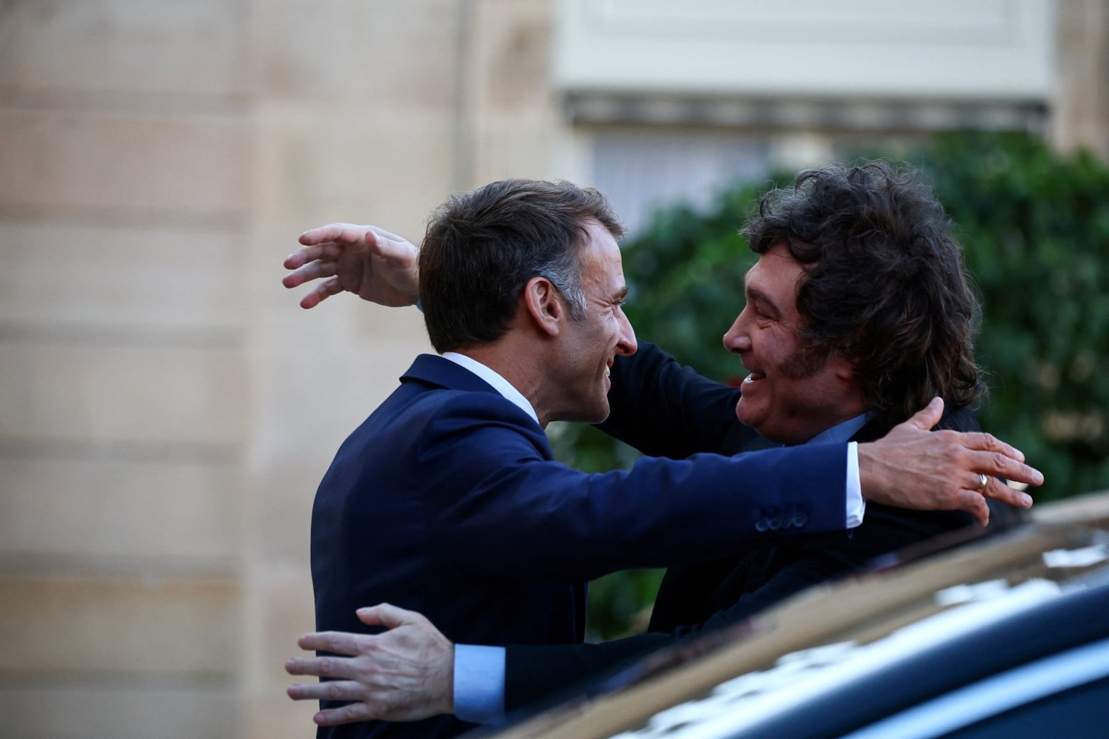 Emmanuel Macron recibiendo a Javier Milei.